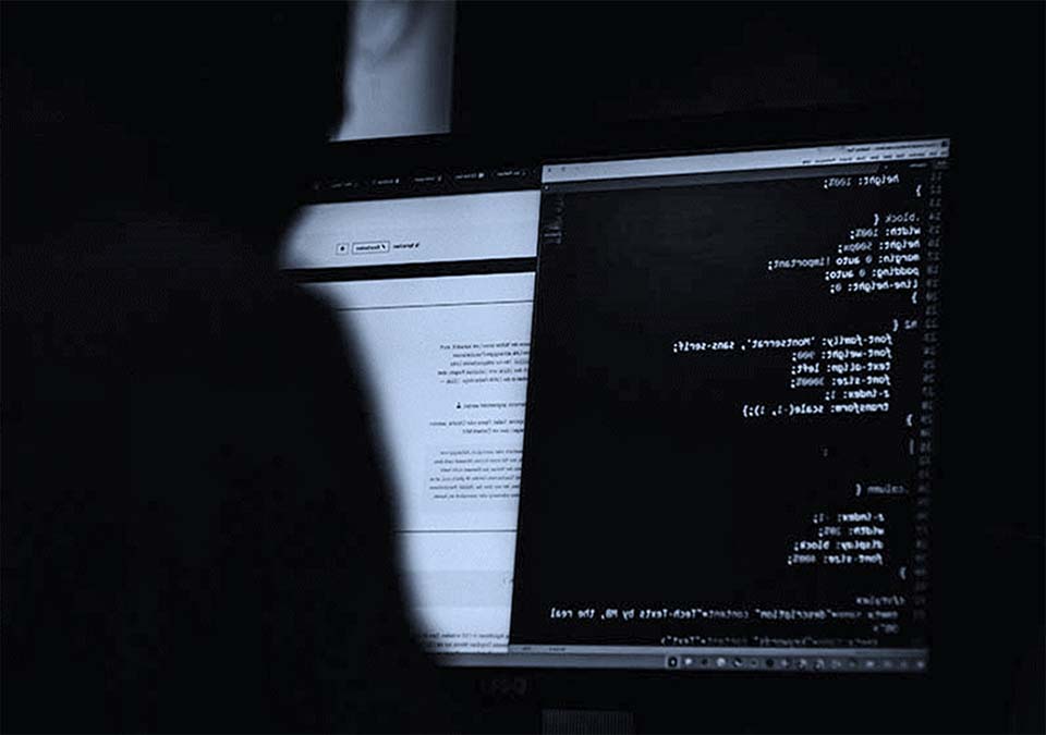 hacker devant un écran noir